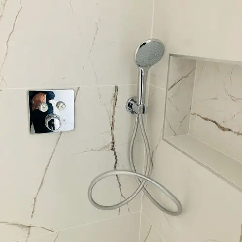 Douche avec robinetterie encastrée réalisée par BH Plomberie